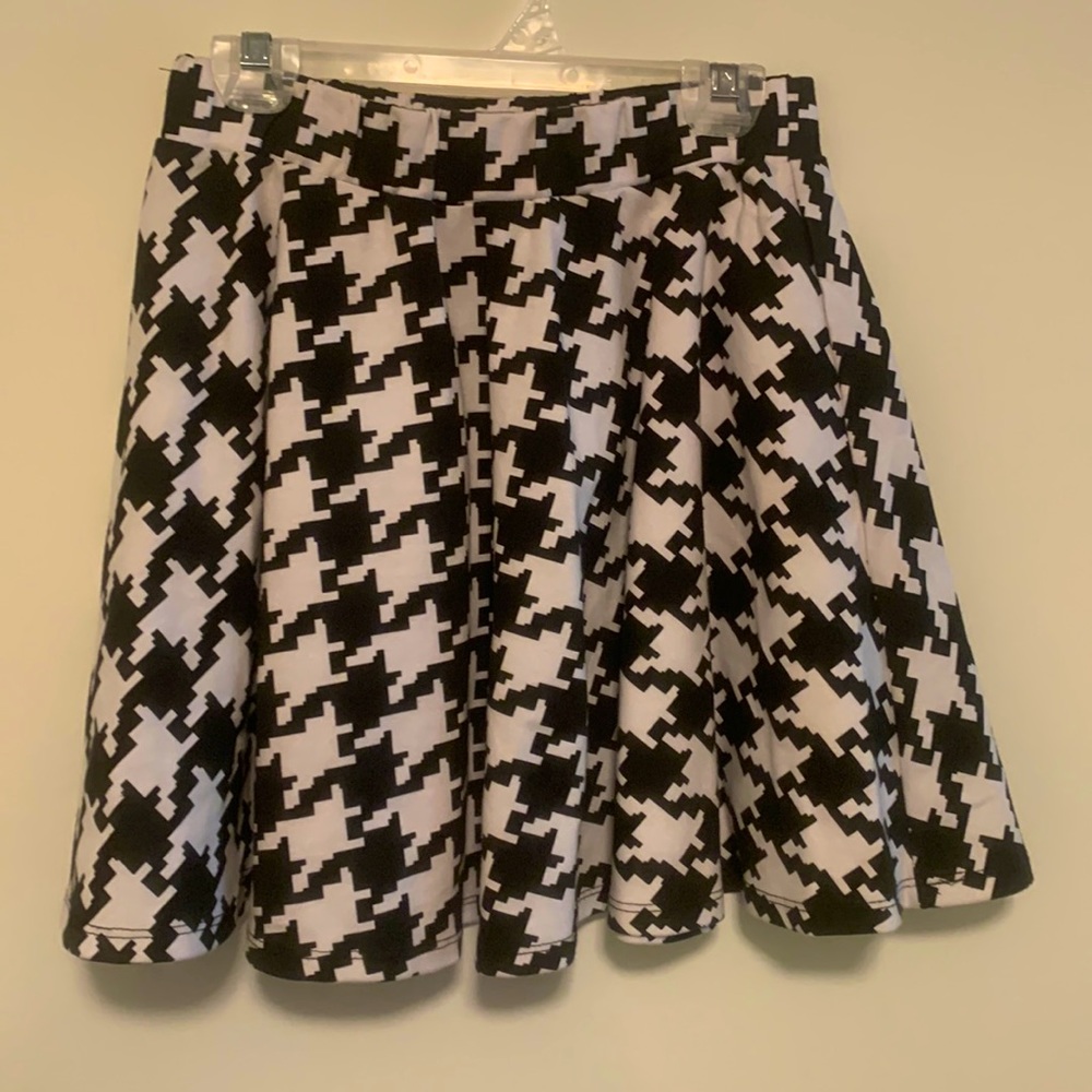 Skirt.  Black and white by Olsenboye